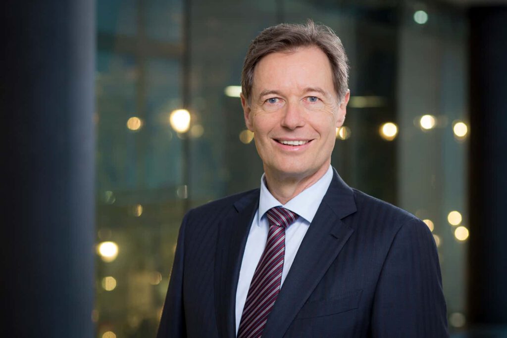 Business Portraits München, Mann vor abendlicher Stimmung