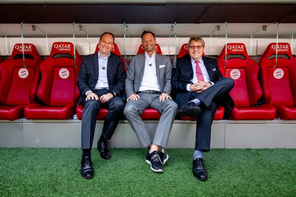Gruppenfoto während Firmenevent in München, Spielerbank in Allianz Arena, Eventfotograf