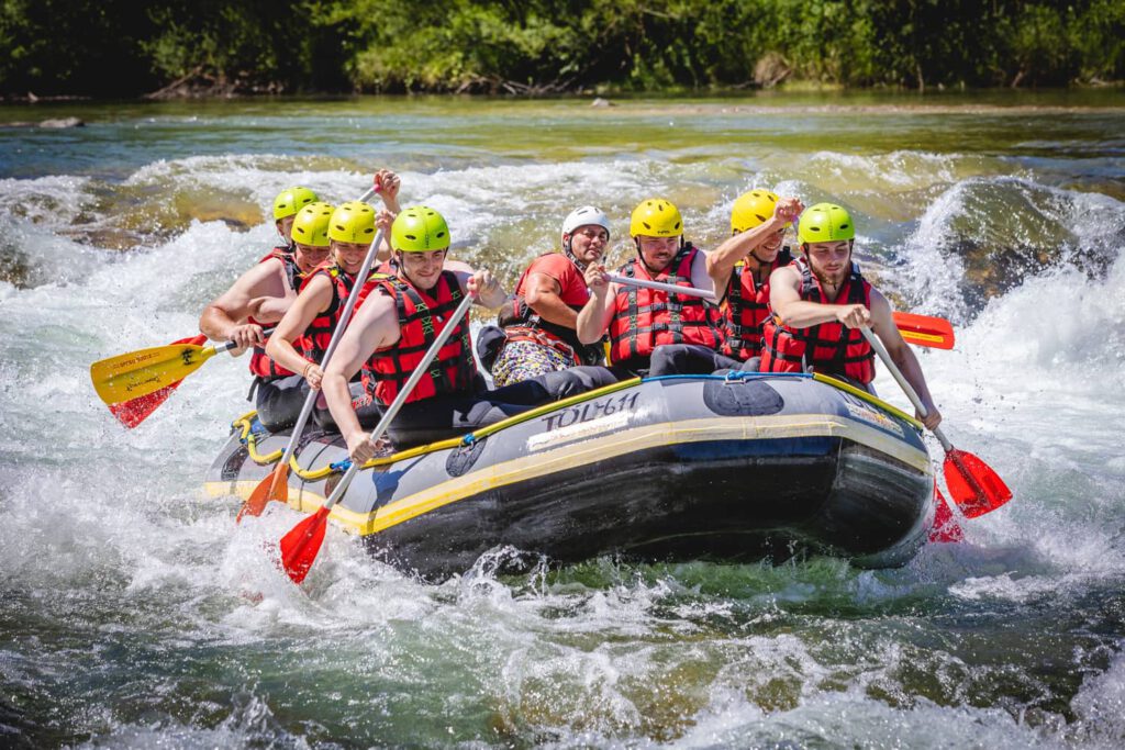 Eventfotografie München, Teambuilding Event, Gruppe in einem Schlauchboot, Rafting im Sommer
