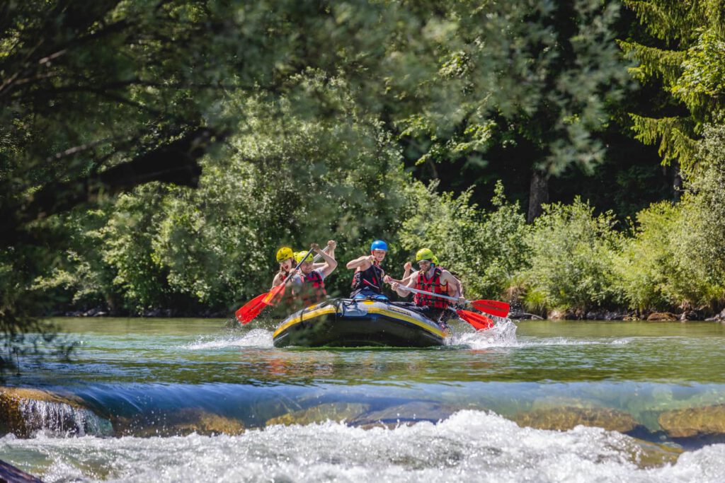 Eventfotografie während Teambuilding Event, Rafting im Sommer, Nähe München