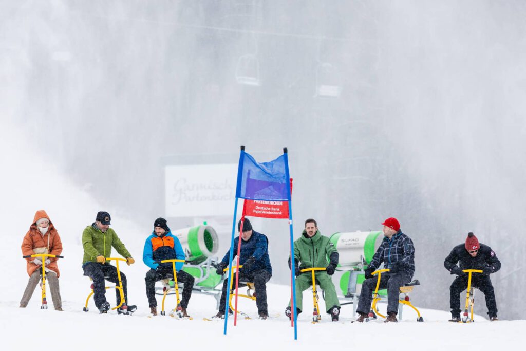 Gruppenfoto auf einem Firmenevent im Schnee nähe München