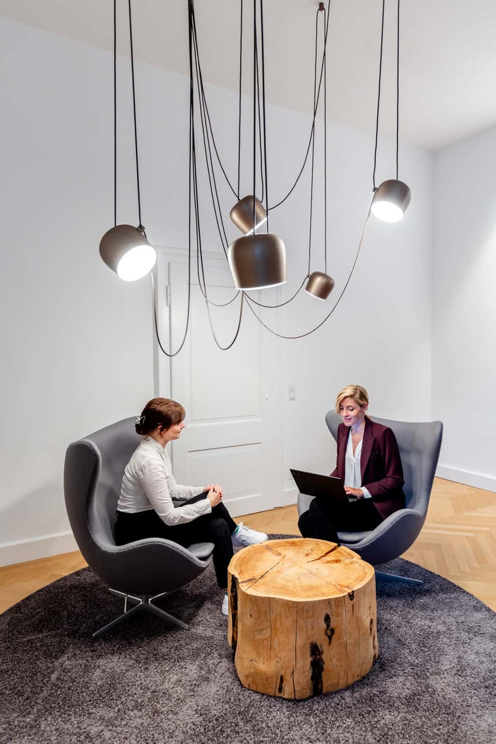 Besprechunngssituation in modernem Büroraum, Unternehmensfotografie München