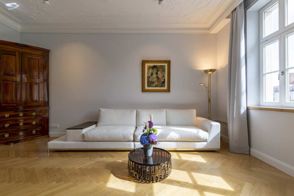 Immobilienfotograf in der Nähe München, Wohnzimmer Beispiel, weiße couch