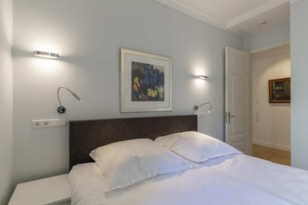 Immobilienfotograf in der Nähe München, Schlafzimmer Beispiel, Blaue Wand