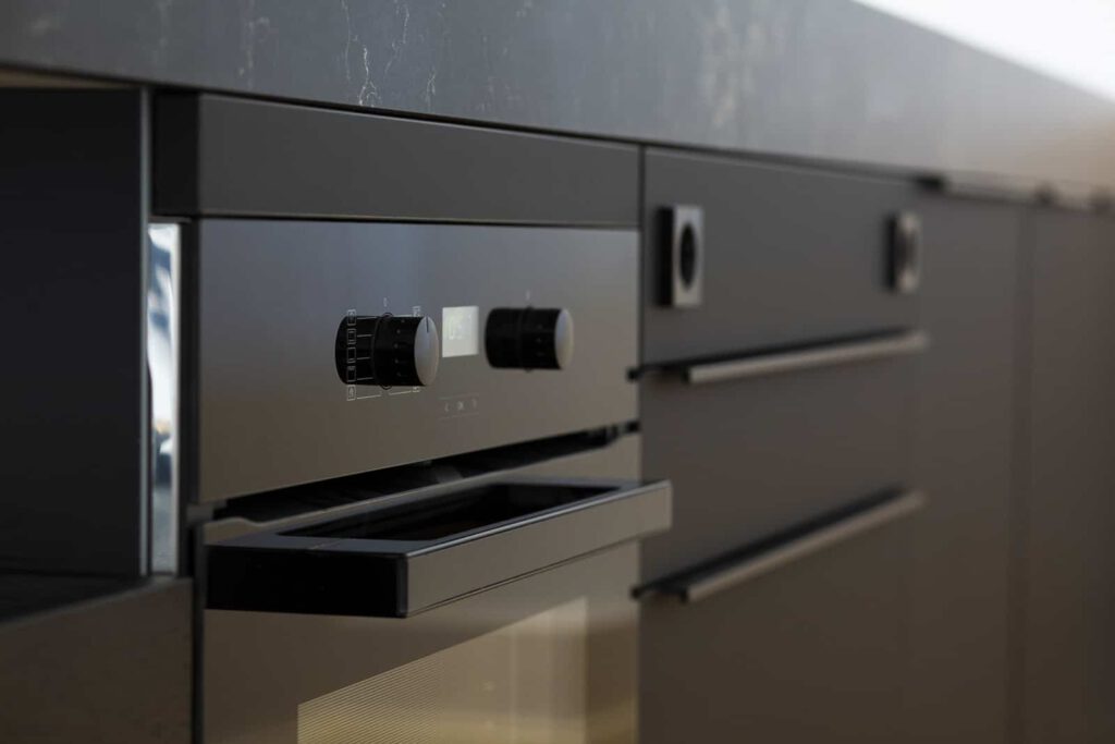 Immobilienfotograf in der Nähe München, Detailaufnahme Küche, schwarze Oberfläche