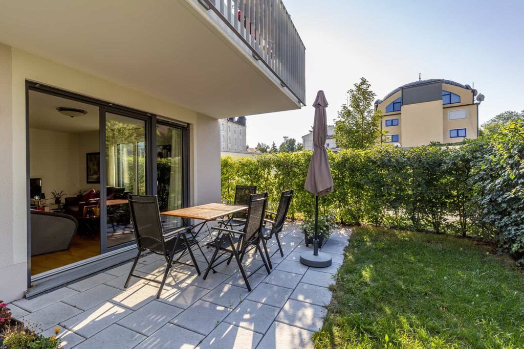 Immobilienfotograf in der Nähe München, Beispiel Aussenansicht Terrasse bei sonnigem Wetter