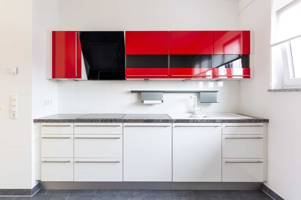 Immobilienfotograf in der Nähe Landsberg am Lech, Beispiel Küche mit rotem Element