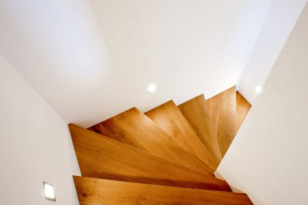 Immobilienfotograf in der Nähe Fünfseenland, Beispiel Detailaufnahme Holztreppe