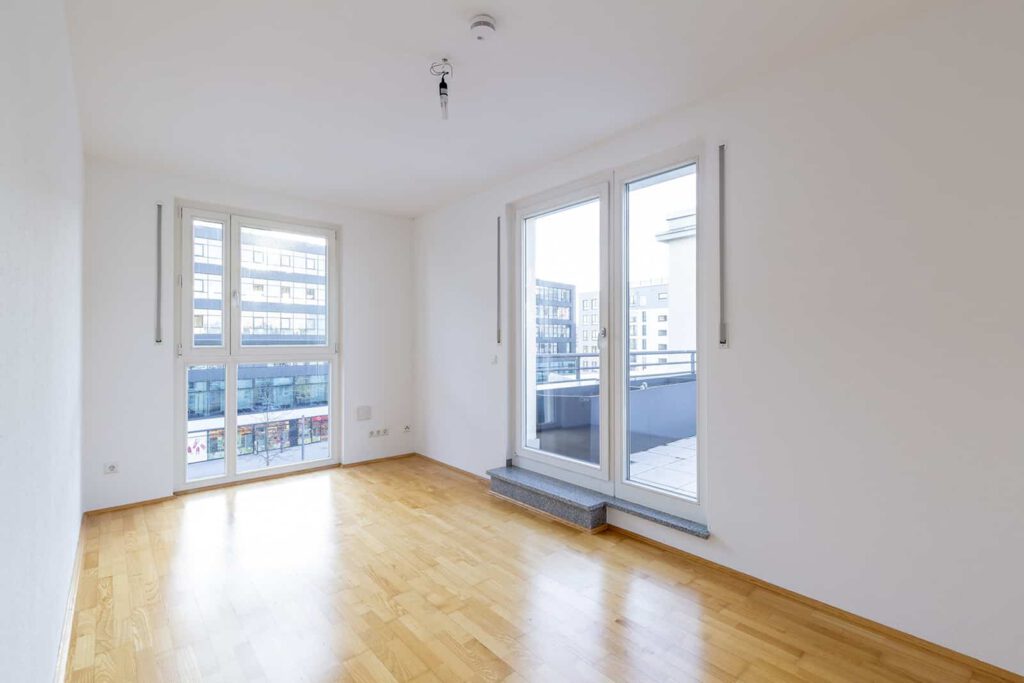 Immobilienfotograf für Neubauten, Beispiel Zimmer mit Sicht auf Balkon, ohne Einrichtung