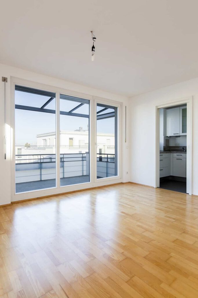 Immobilienfotograf für Neubauten, Beispiel Zimmer mit Sicht auf Balkon, ohne Einrichtung