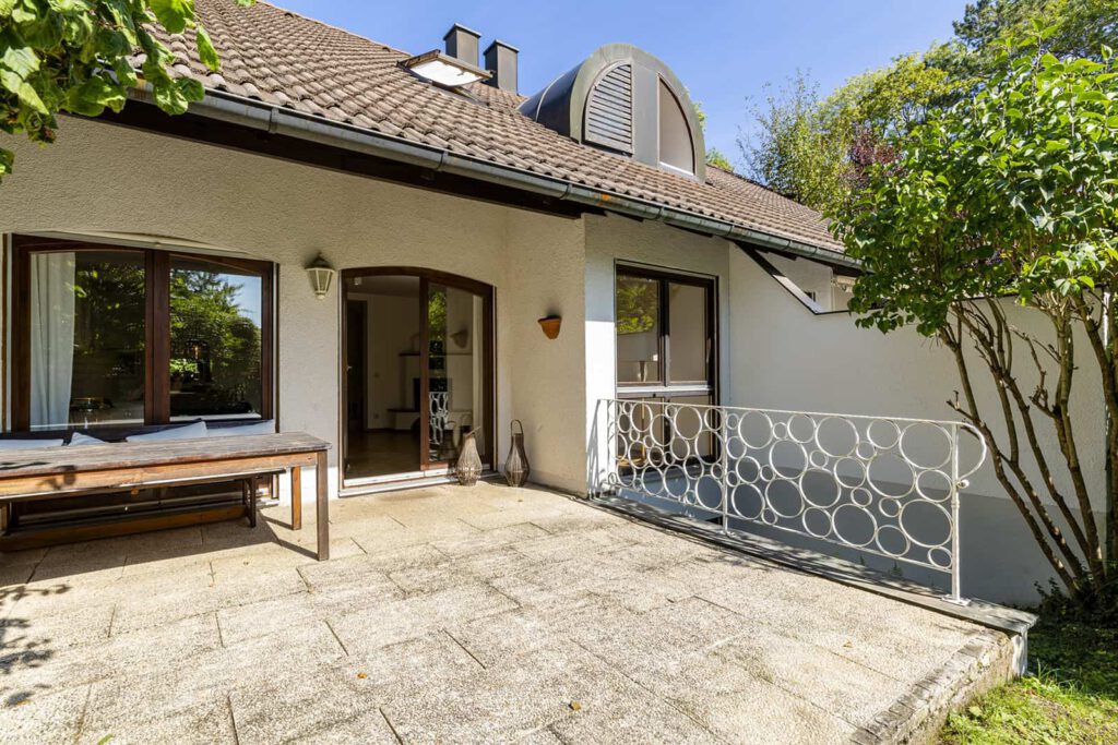 Immobilienfotografie Terrasse, blauer Himmel