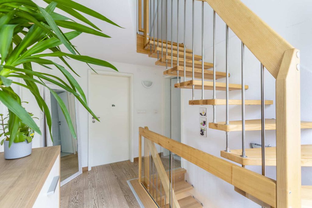 Immobilienfotograf Treppenhaus mit grüner Pflanze