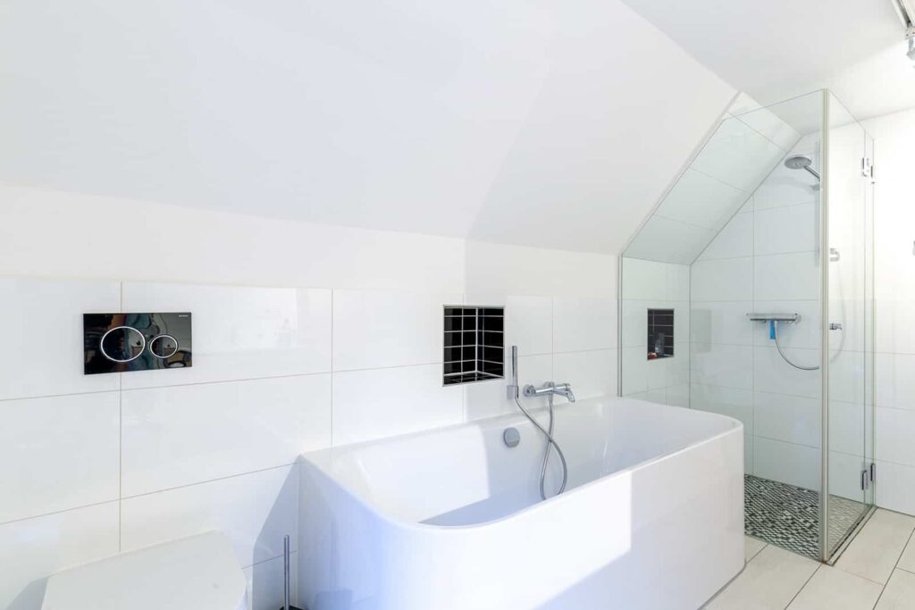 Immobilienfotograf in der Nähe Landsberg am Lech, Beispiel Badezimmer Weitwinkelaufnahme