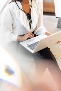 Frau Mit Laptop, Aufgenommen von Corporate Fotograf München
