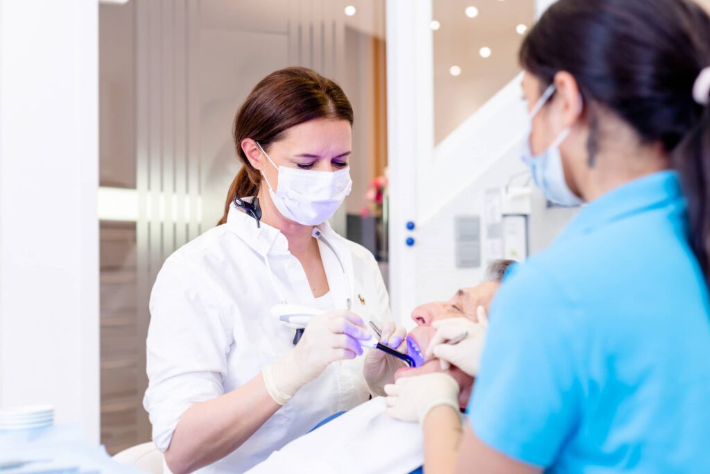 Behandlungssituation in Praxis, professioneller Praxisfotograf in München