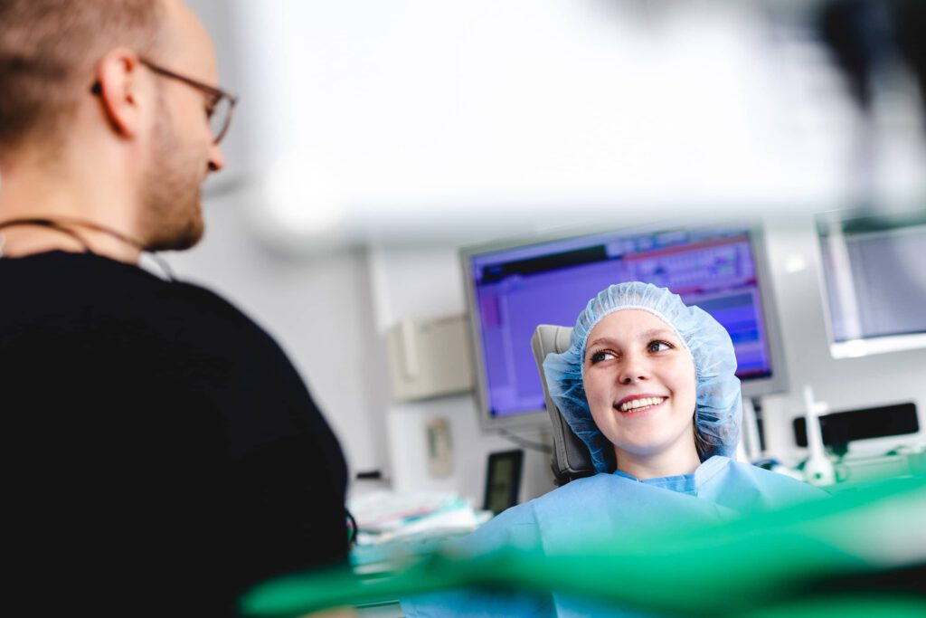 Praxisfotografie München, Patient während Beratungsgespräch in Praxis, moderne Fotografie für professionelle Website