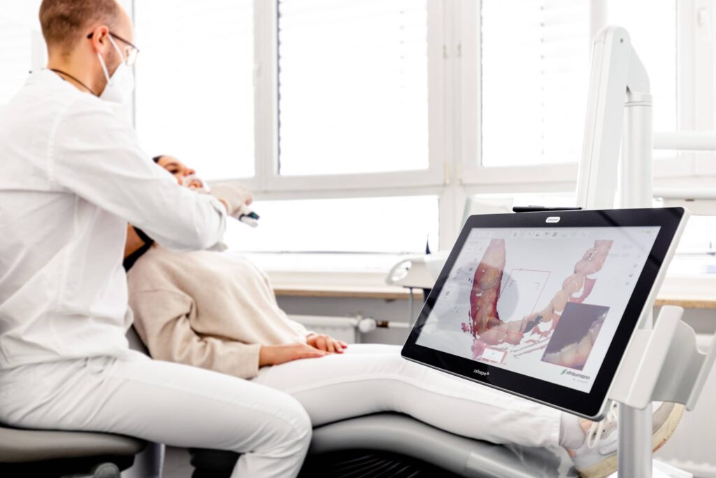 Aufnahme eines modernen medizinischen Geräts während Behandlung in Arztpraxis