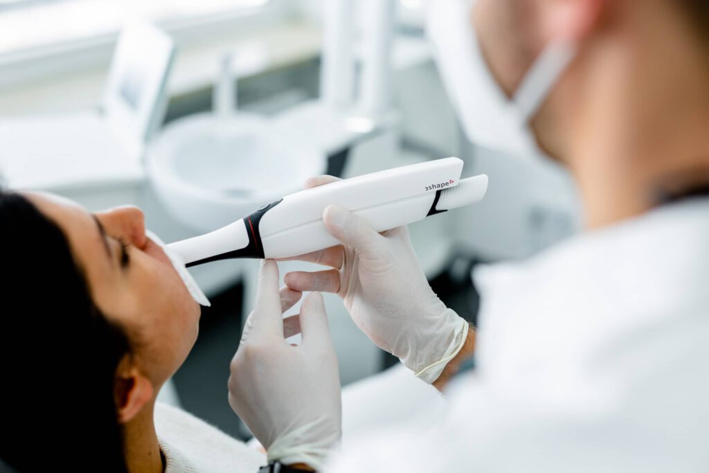 Praxisfotografie München, Nahaufnahme eines medizinischen Geräts während Behandlung