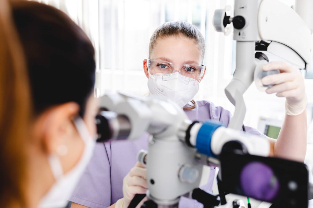 Behandlungssituation mit medizinischem Gerät, professionelle Medizinfotografie