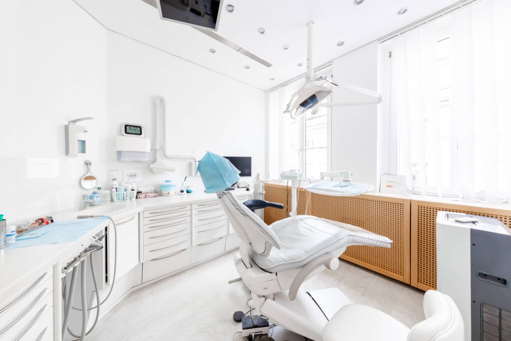 Architekturfotografie in Arztpraxis, heller Behandlungsraum