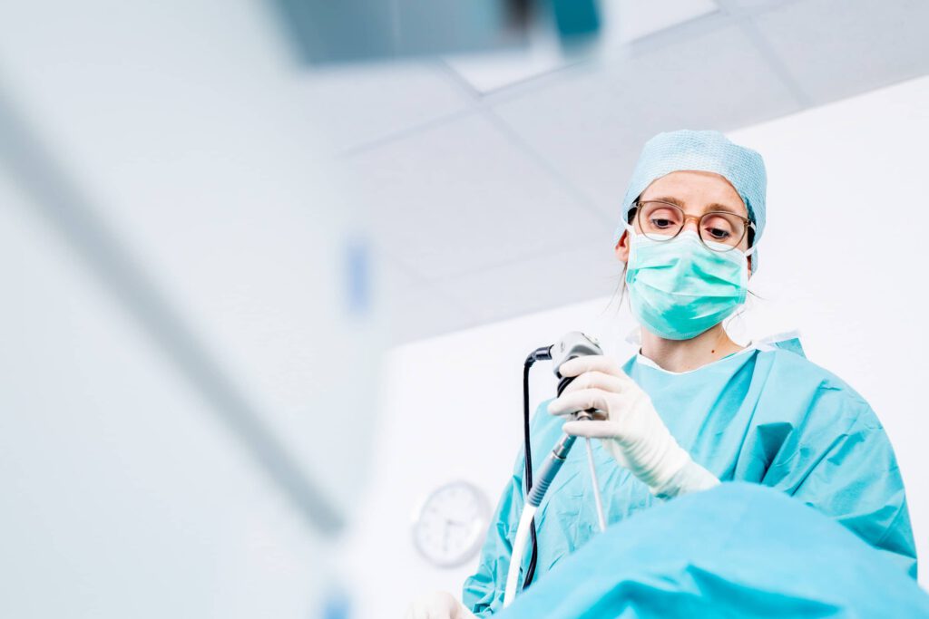 Praxisfotografie München, Aufnahme einer Chefärztin während Behandlung in Praxis