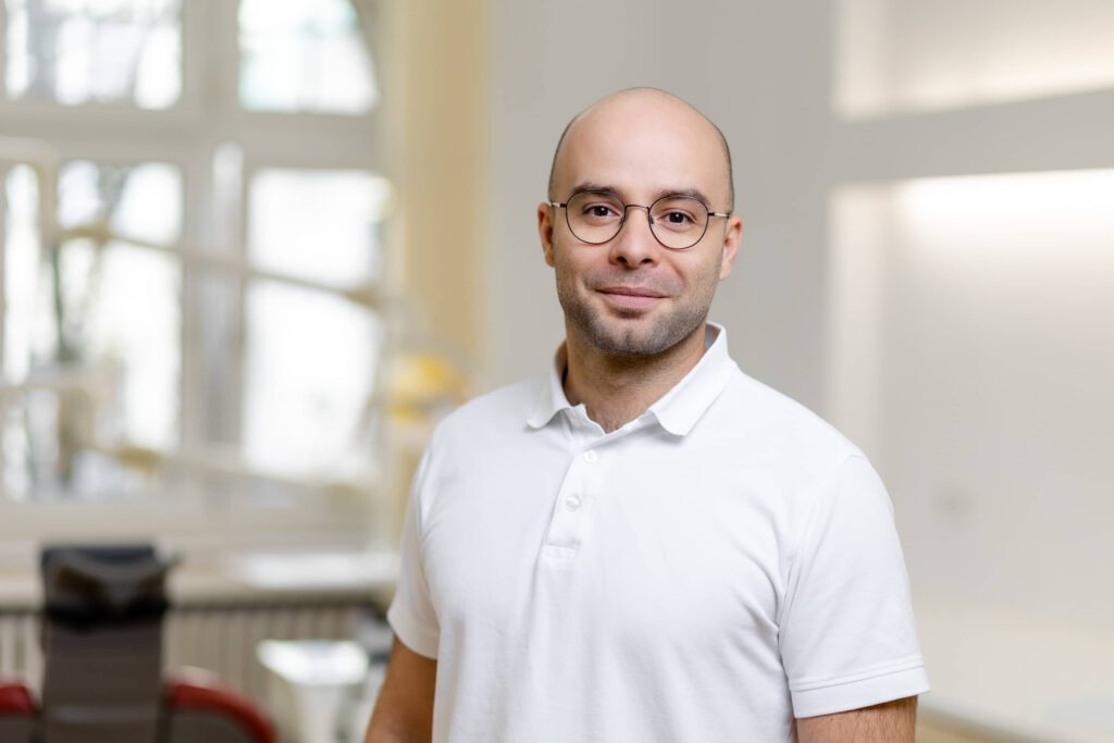 Professionelles Portraitfoto eines Zahnarztes in hellen Räumlichkeiten